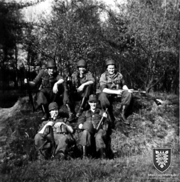 1967 LOHE Gruppe der Kompanie im Gelaende 4
