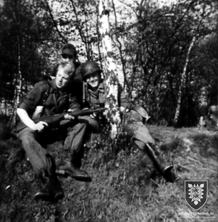 1967 LOHE Gruppe der Kompanie im Gelaende 2