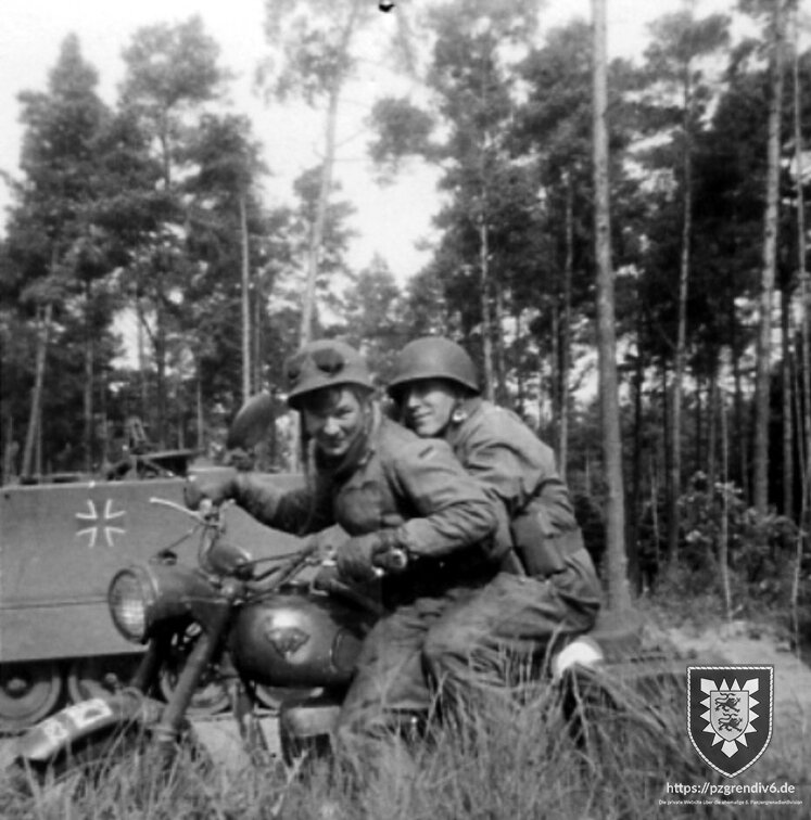 1967 Kradmelder der 4 Kompanie mit Sozius 