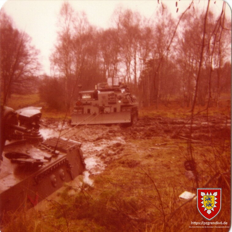 Panzer leicht geflutet bei Uebung in Sennelager 1977   2