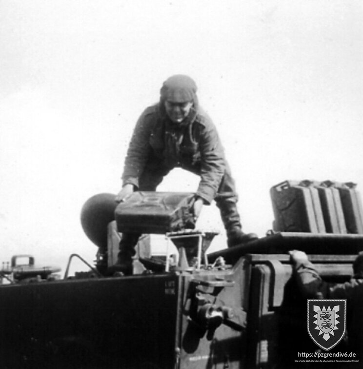 1967 MTW Fahrer auf dem Fahrzeug beim Betanken