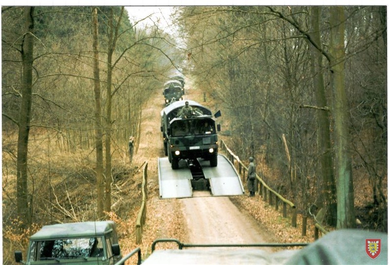 Panzerschnellbr  cke M48   ber Br  cke im Wald verlegt2