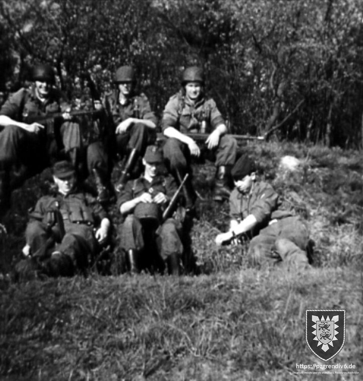 1967 LOHE Gruppe der Kompanie im Gelaende 1
