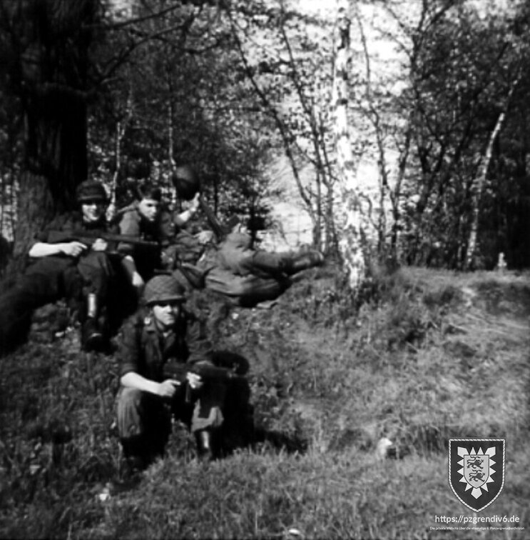 1967 LOHE Gruppe der Kompanie im Gelaende 3