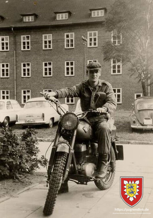 1967 BK- Kradmelder Guenther vor Block 4-PzGrenBtl 162