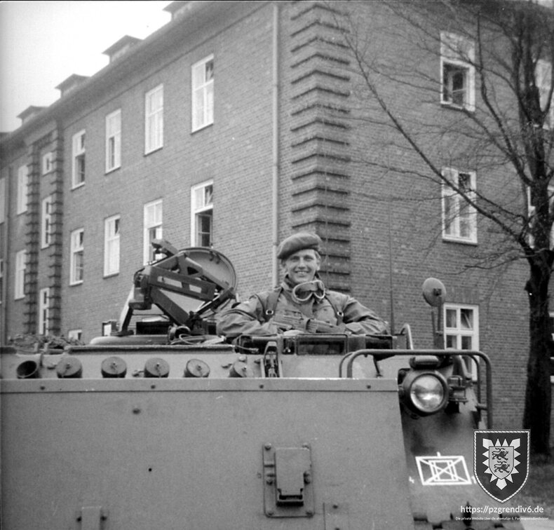 1967 BK Vor dem Block der Kompanie - Fahrer Pirch