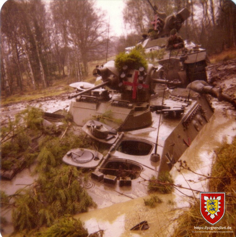 Panzer leicht geflutet bei Uebung in Sennelager 1977   1