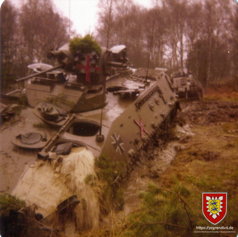 Panzer leicht geflutet bei Uebung in Sennelager 1977   3