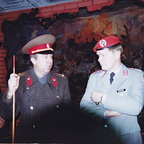 Oberst Fischer mit sowjet Soldat