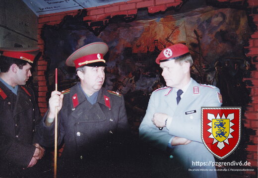 Oberst Fischer mit sowjet Soldat