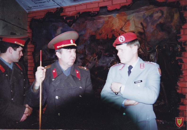 Oberst Fischer mit sowjet Soldat
