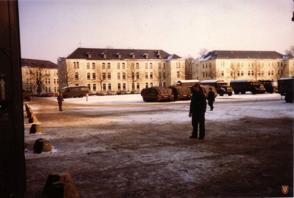 Sick-Kaserne -  Ex-Platz (links die Fahrzeughallen)