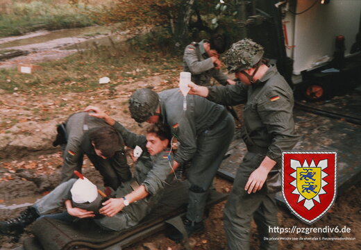 1989 - Bergeuebung InstZg vor Offz und Uffz des Btl und SanGrp im Gefecht (1)