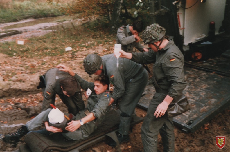 1989 - Bergeuebung InstZg vor Offz und Uffz des Btl und SanGrp im Gefecht (1)