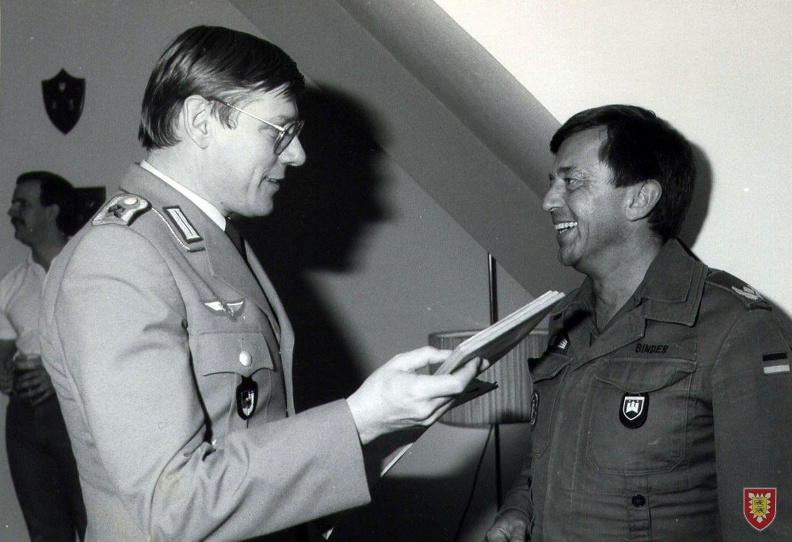 1987-04 Kommandouebergabe Maj Binder - Hpt Jensen 14