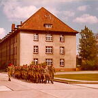 3 Zug vor Kp- Gebäude InstAusbKp 5-6 3 Q  1981
