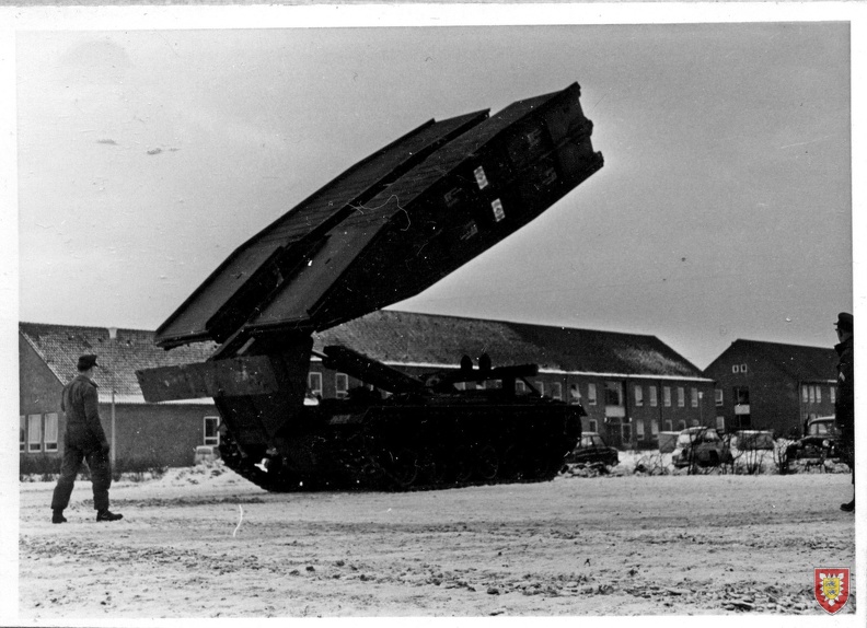 1963 - Flensburg - Der erste M48 Brückenleger wird in der Briesen-Kaserne ausprobiert (2)