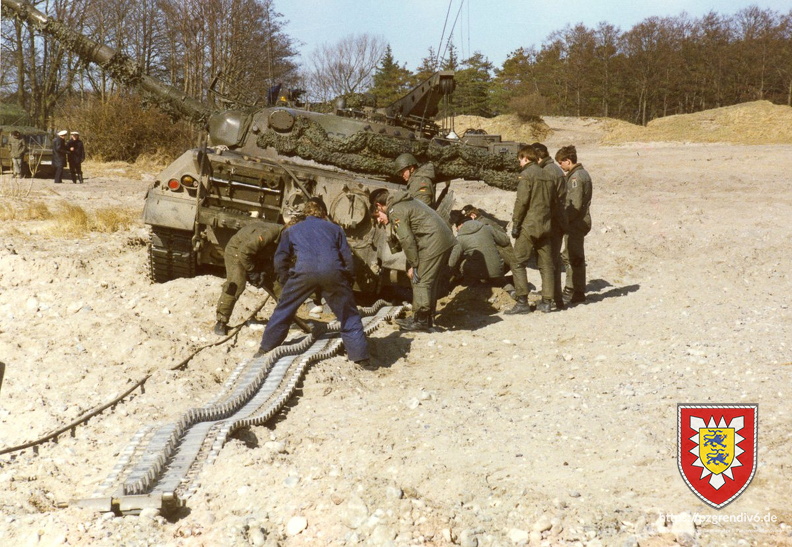 1986 Amphibische Übung Kettenwechsel am Strand-2