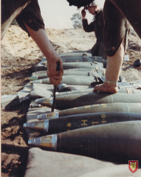 1985-10 Munster 04 Vorbereiten der Munitionund aufschrauben der Dz
