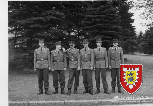 Grundausbildung - Gruppenbild in Kaserne (1)