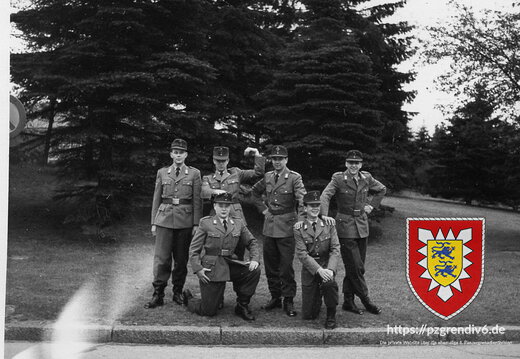 Grundausbildung - Gruppenbild in Kaserne (3)