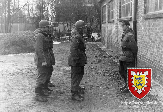 Gefreiter ROA Leemhuis mit seiner Gruppe (1)
