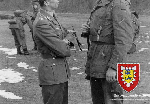 Olt Schell in Gespräch mit Gefreitem