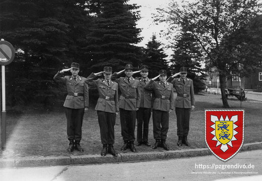 Grundausbildung - Gruppenbild in Kaserne (2)