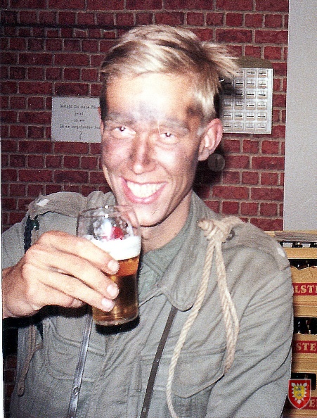 1968 Nachtausbildung Beendet  Wohlverdientes Bier.jpg