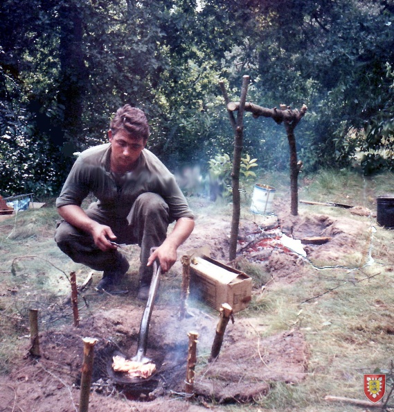 1968 Survival Training August 1968 Kotelet auf dem Spaten.jpg