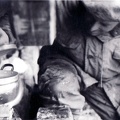 1968 Warmgetränk, Esbitkocher auf der Laufrolle