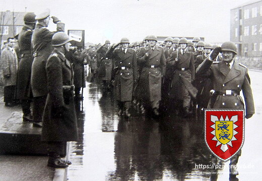 037 - 37  Vorbeimarsch 5.-