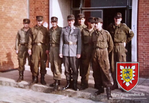 047 - 47 Eine Gruppe vorm Block 5
