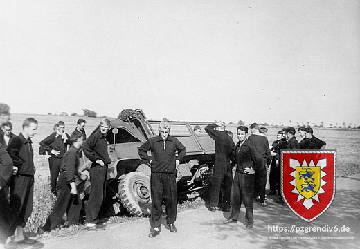 071 - 83 Unimog voll besetzt im Graben