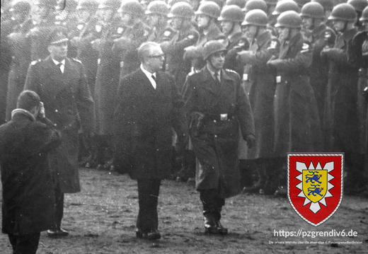 009-2 1964 Okt - Einweihung Kaserne - DivKdr GenMaj Haak VgMin von Hassel OTL Thiele