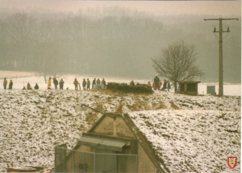 1982-04 - SAS Kellinghusen - Ostermarsch - Demonstranten an SAS (10)