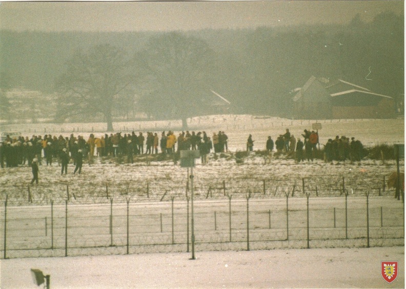 1982-04 - SAS Kellinghusen - Ostermarsch - Demonstranten an SAS (7)