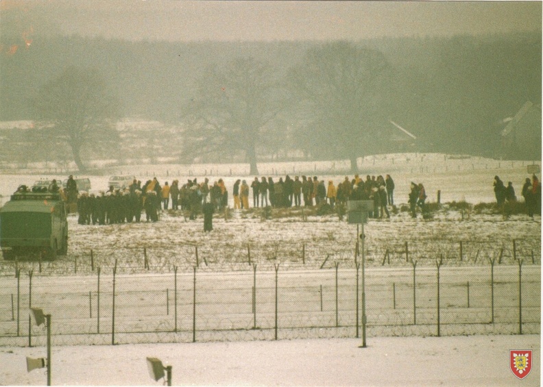 1982-04 - SAS Kellinghusen - Ostermarsch - Demonstranten an SAS (6)