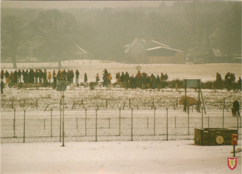1982-04 - SAS Kellinghusen - Ostermarsch - Demonstranten an SAS (1)