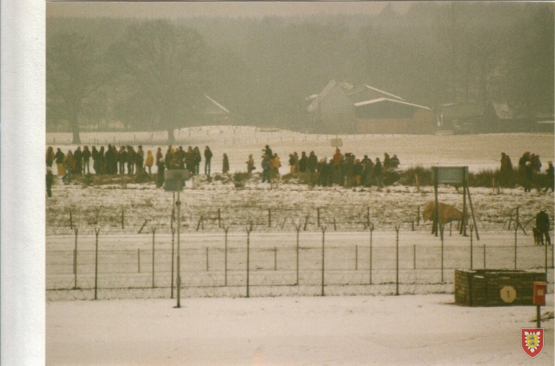 1982-04 - SAS Kellinghusen - Ostermarsch - Demonstranten an SAS (2)