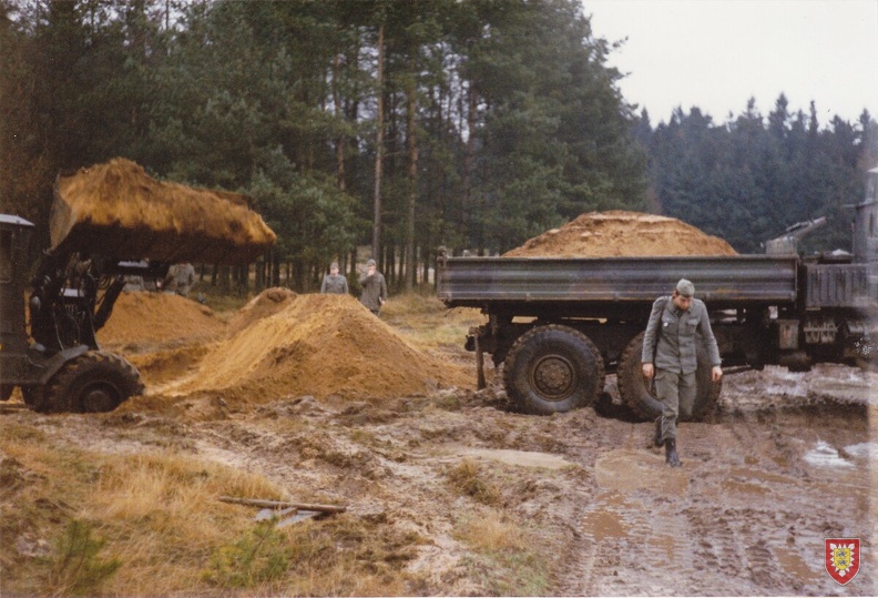 1988 - TrÜbPl Munster - Bauen von Feuerstellungen (23)
