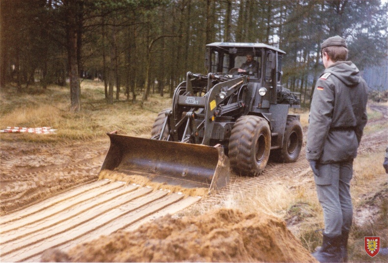 1988 - TrÜbPl Munster - Bauen von Feuerstellungen (24)
