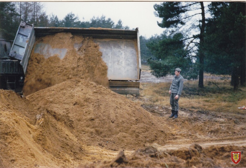 1988 - TrÜbPl Munster - Bauen von Feuerstellungen (4).jpg