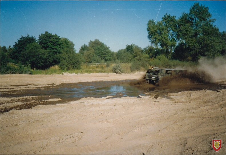 1991 - TrÜbPl Munster - und kein Gewässer zu tief für die Männer des ersten Zuges.jpg