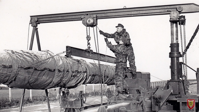 1960-01-08 - TrÜbPl Bergen - Montage der Rakete auf dem MontPl mit RTA