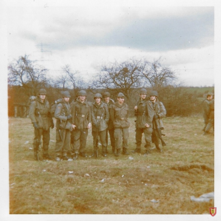 1970-04-xx AusbKp 1-6-Höltigbaum-Grundausbildung-mit Mütze Gefreiter UA Feustl Ausbilder