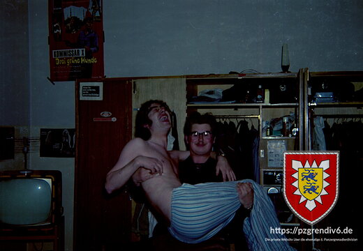 1971-03-xx Stammeinheit 1.177 Böhn Kaserne Hamburg Stube 96 auf dem Arm Gefreiter Bleise Tragende Rolle Gefr. Prochocki