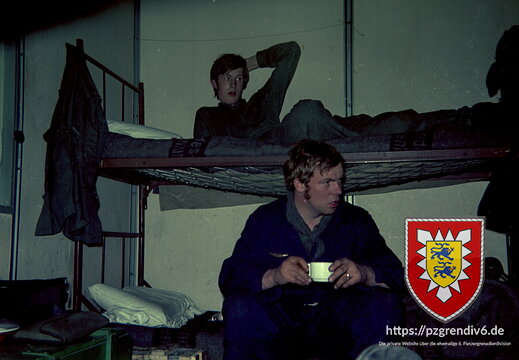 1971-06-xx Stammeinheit 1.177 Böhn Kaserne Hamburg Stube 96 auf Bett Gefreiter Krey Blaumann Gefr. Arning Sollte Truppenübungsplatz Munster-Lager sein