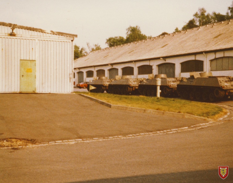 Blick auf die südliche Lagerhalle (wie Bild 3), links im Bild die zentrale Kfz-Wellblechhalle. 004