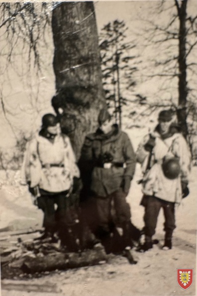 1965-02 - 4 Kp - TrÜbPl - Gruppe vor Baum.jpg